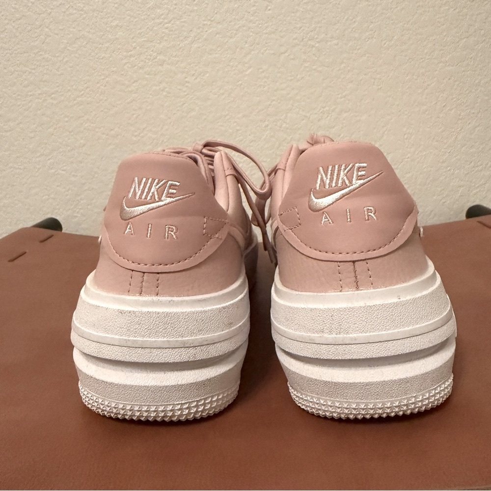 Nike| EUC Women’s size 7.5 Nike Air Force Sneakers in Pink - Picture 4 of 6